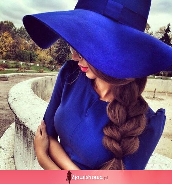 Kobaltowa sukienka i kapelusz