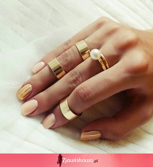 Ładny manicure + pierścionki