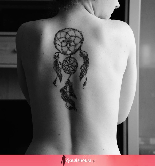 Kobiecy tatuaż na plecach
