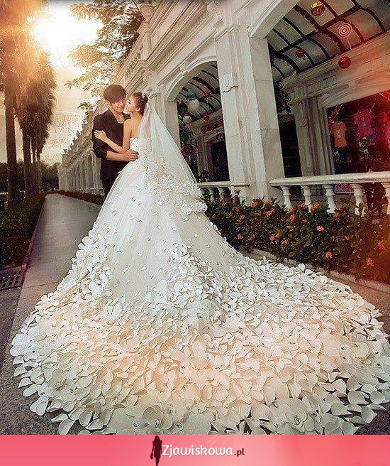 Niesamowita suknia ślubna