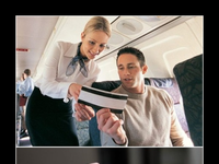 Dlaczego stewardessy witają pasażerów, trzymając ręce za plecami...