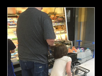 Szedł przez market, ciągnął swoją córkę za włosy i robił spokojnie zakupy. Co myślicie o tej sytuacji?