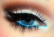 Piękny niebieski makijaż