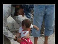 Obrzydliwe zdjęcie z Państwa Islamskiego! DZIECKO BAWI SIĘ ODCIĘTĄ GŁOWĄ!!!