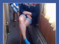 Co poszło nie tak, że założyła to na stopy w pociągu?! To chyba przegrany zakład :D
