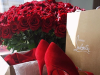 Wspaniały prezent dla kobiety-buty i kwiaty ;)