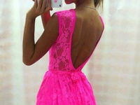 Piękna neonowa sukienka