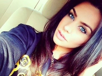 Piękna kobieta o niebieskich oczach